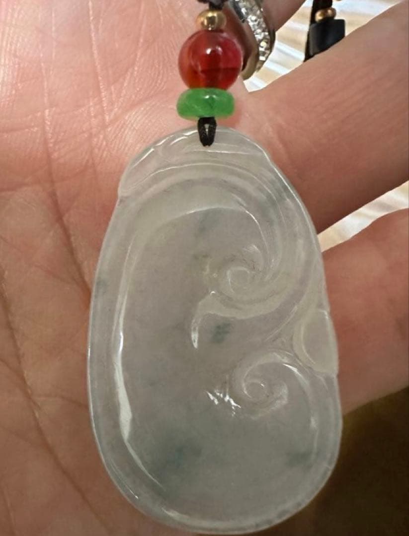 ミャンマー産純天然翡翠（A貨）糯冰種.花浮かびペンダント 瑪瑙ビーズ纽付き