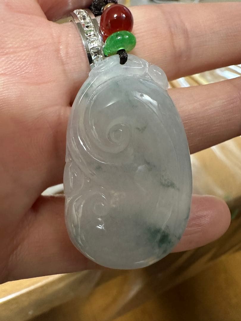 ミャンマー産純天然翡翠（A貨）糯冰種.花浮かびペンダント 瑪瑙ビーズ纽付き