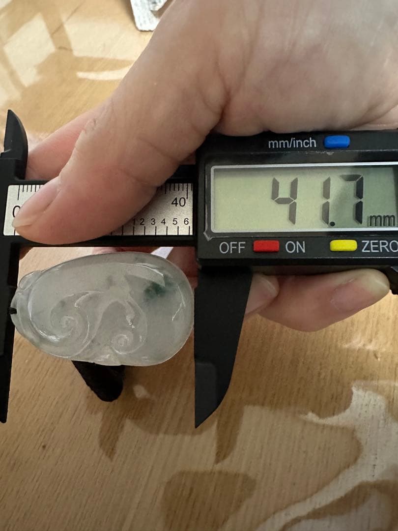 ミャンマー産純天然翡翠（A貨）糯冰種.花浮かびペンダント 瑪瑙ビーズ纽付き