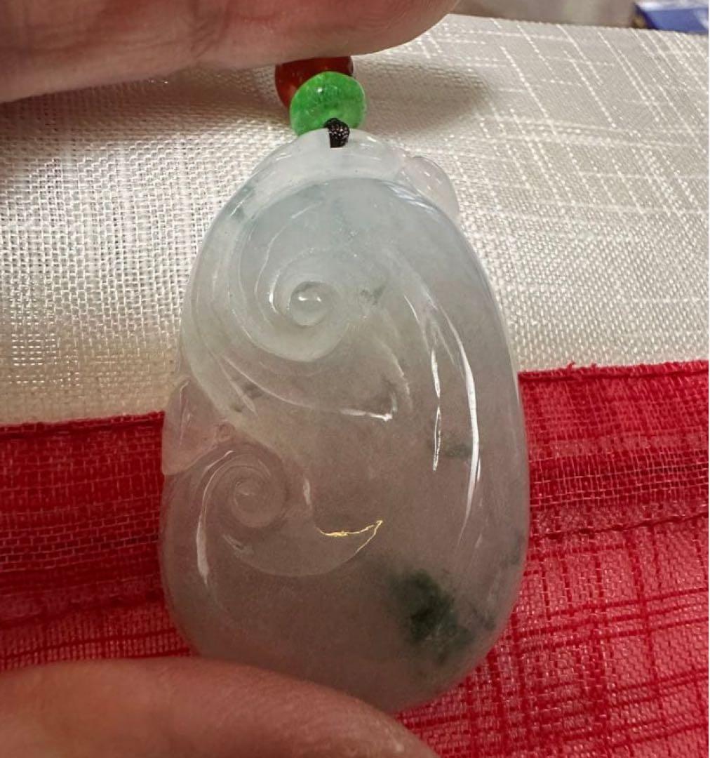ミャンマー産純天然翡翠（A貨）糯冰種.花浮かびペンダント 瑪瑙ビーズ纽付き