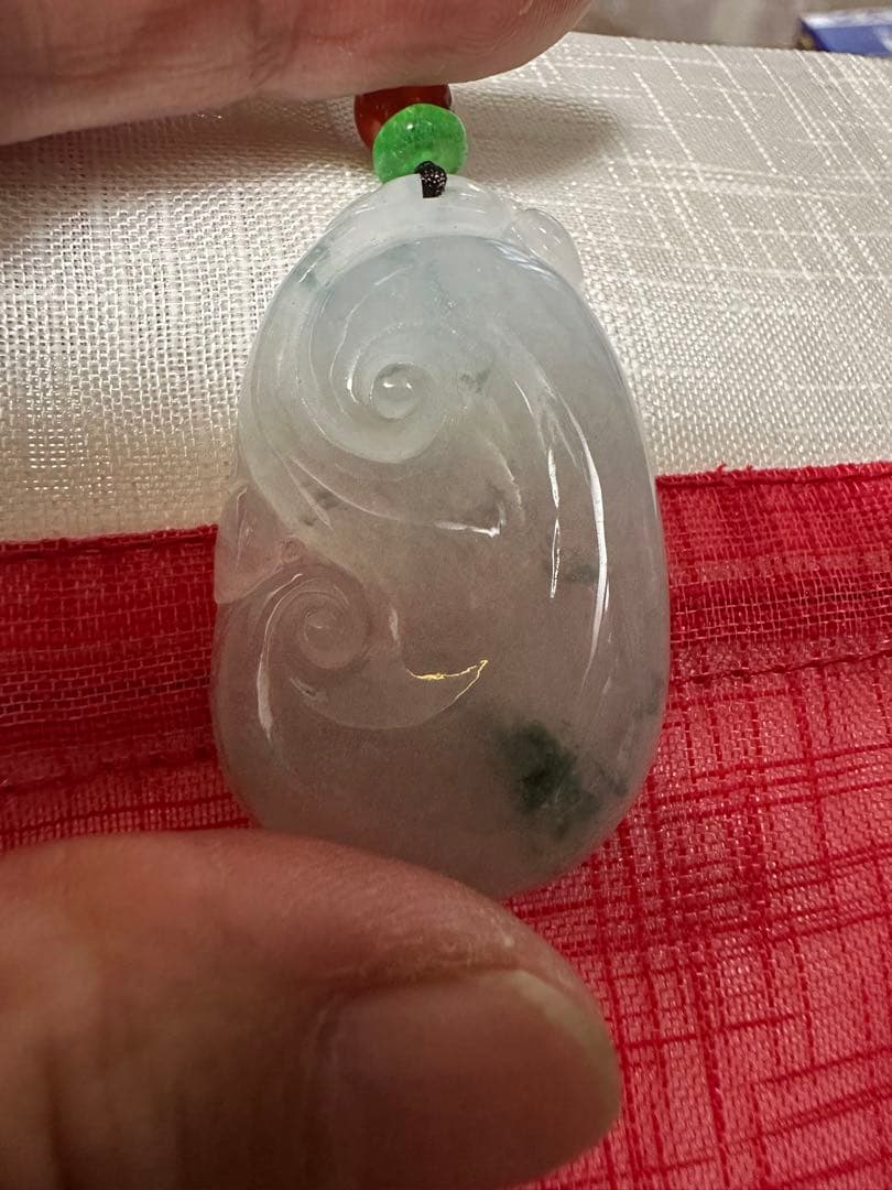ミャンマー産純天然翡翠（A貨）糯冰種.花浮かびペンダント 瑪瑙ビーズ纽付き