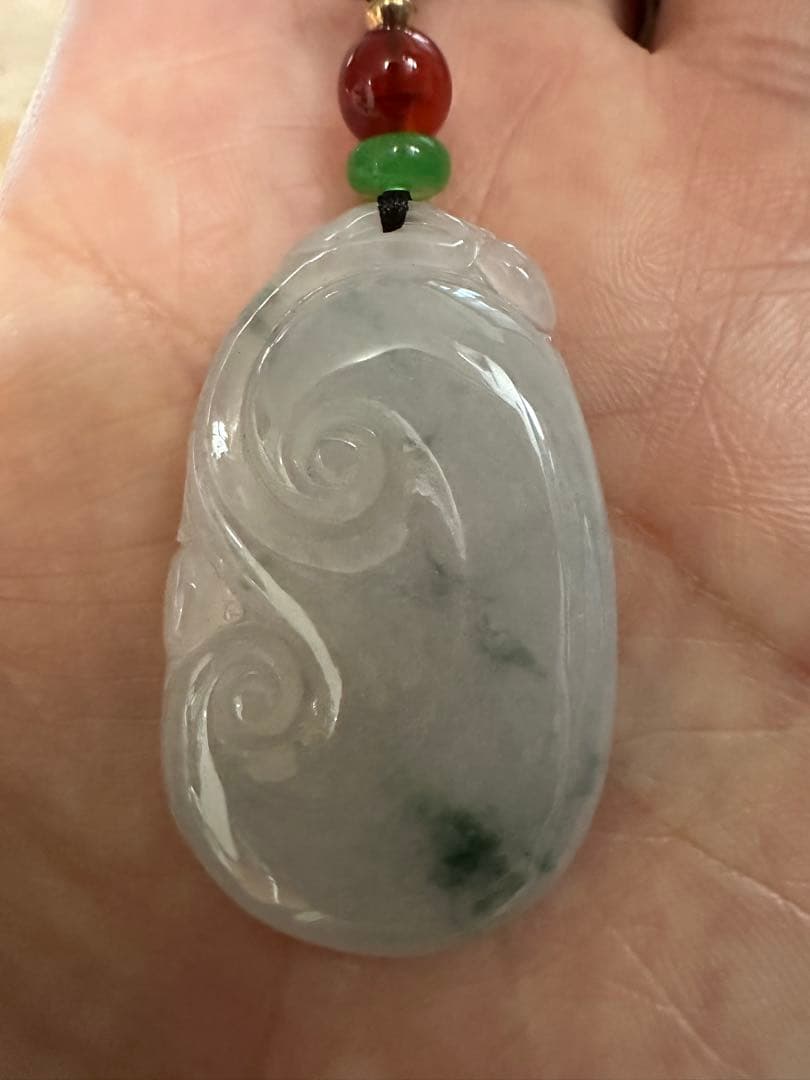 ミャンマー産純天然翡翠（A貨）糯冰種.花浮かびペンダント 瑪瑙ビーズ纽付き