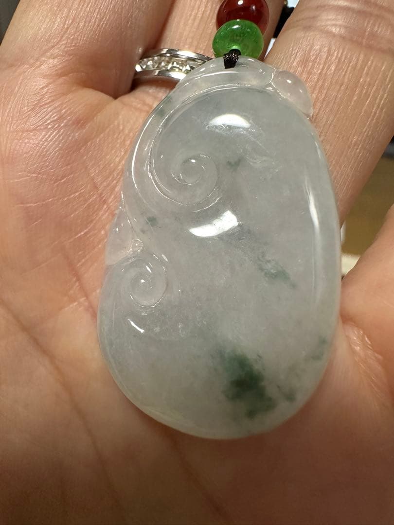 ミャンマー産純天然翡翠（A貨）糯冰種.花浮かびペンダント 瑪瑙ビーズ纽付き