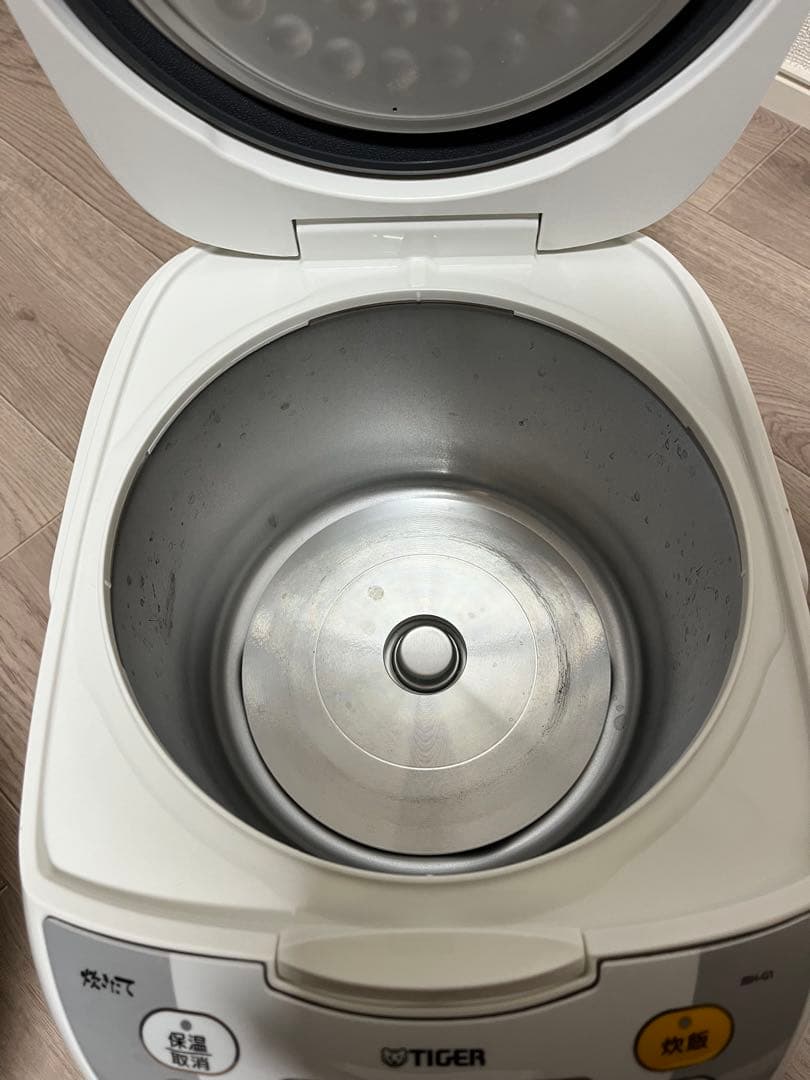 タイガー魔法瓶(TIGER) 炊飯器 5.5合 ホワイト JBH-G101W