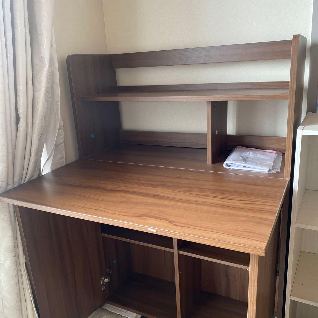 天板収納型ライティングデスク(キャスターチェア、照明付き)