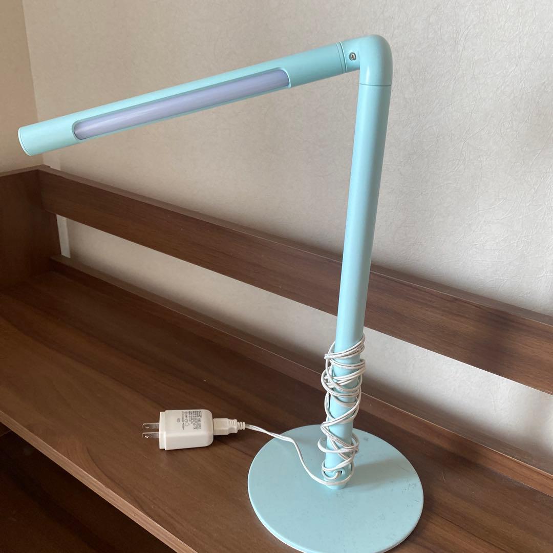 天板収納型ライティングデスク(キャスターチェア、照明付き)