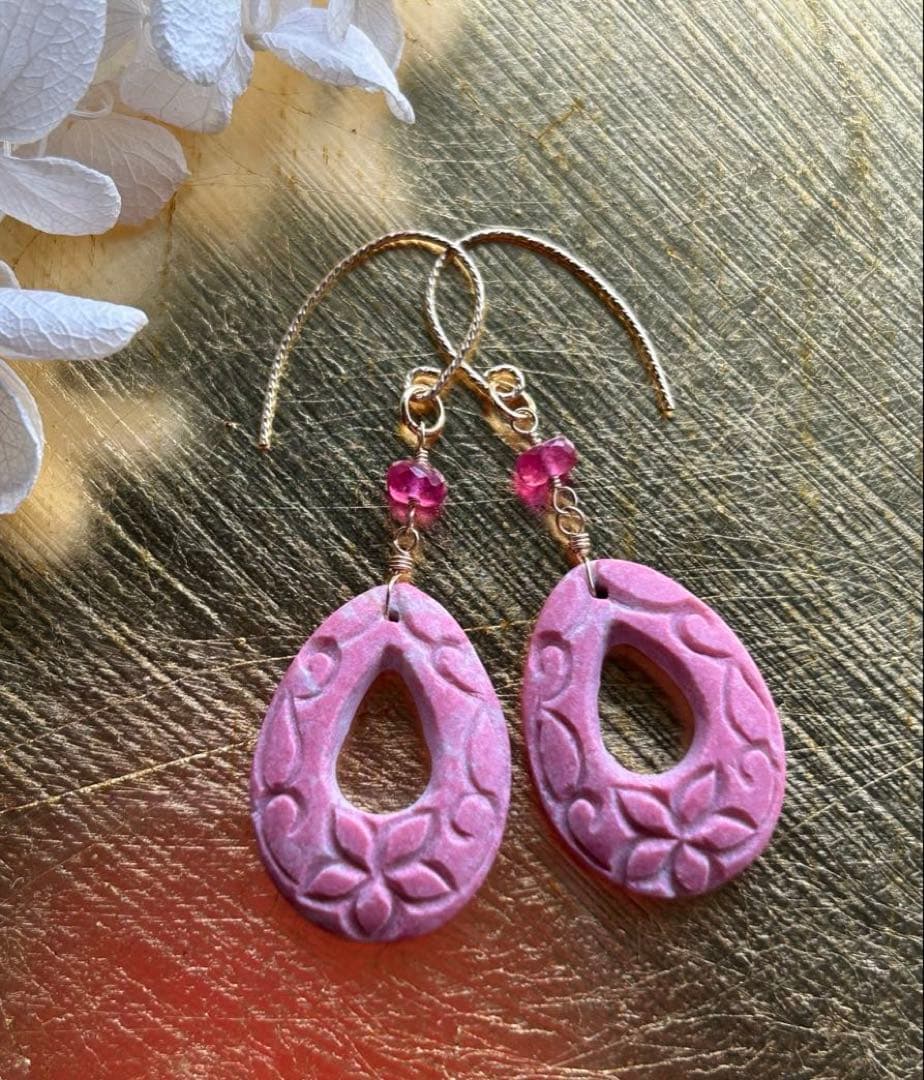 専用❣️ チューライト　プルメリア＆スクロールカービング＆ルビーのピアス14kgf