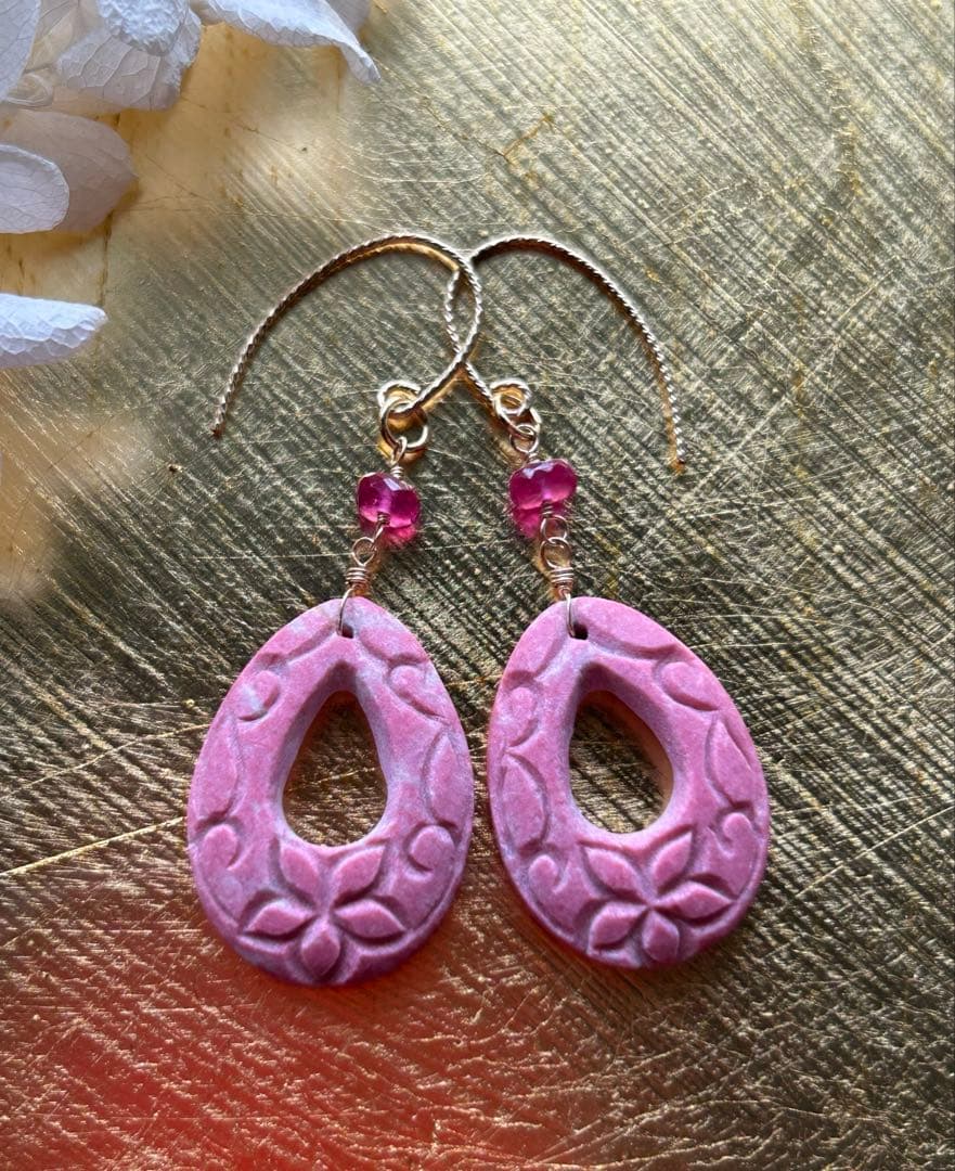 専用❣️ チューライト　プルメリア＆スクロールカービング＆ルビーのピアス14kgf