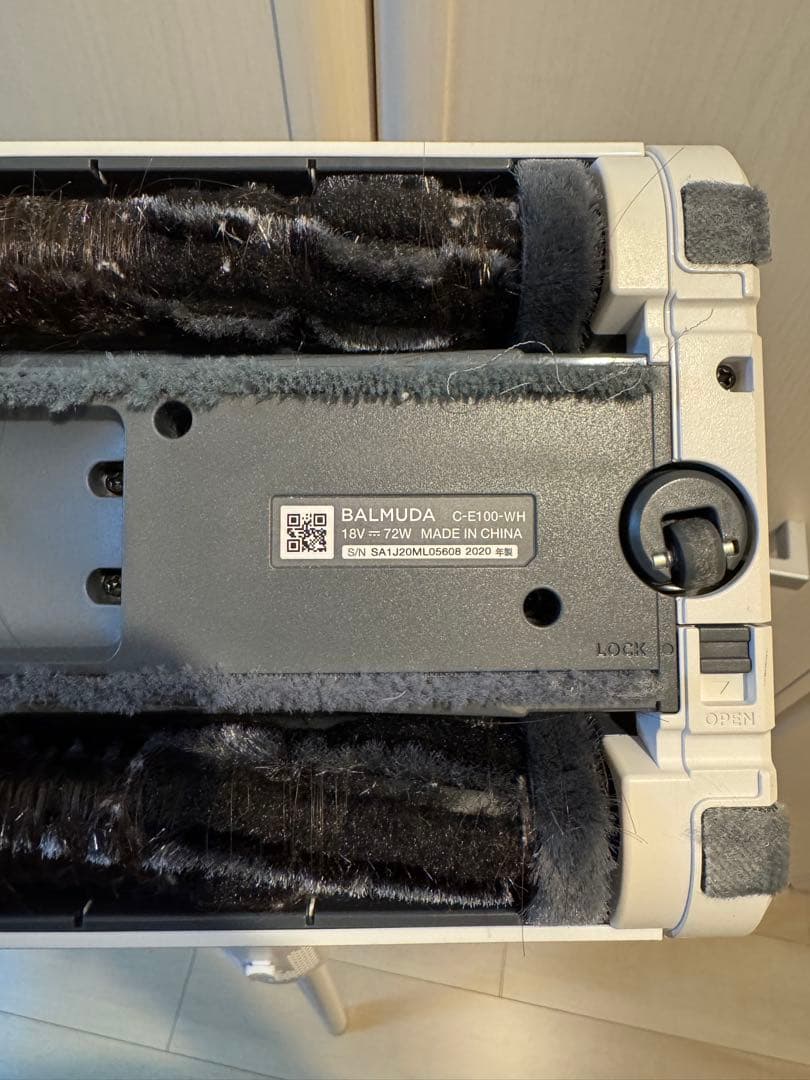 いな　BALMUDA掃除機C-E100-WH