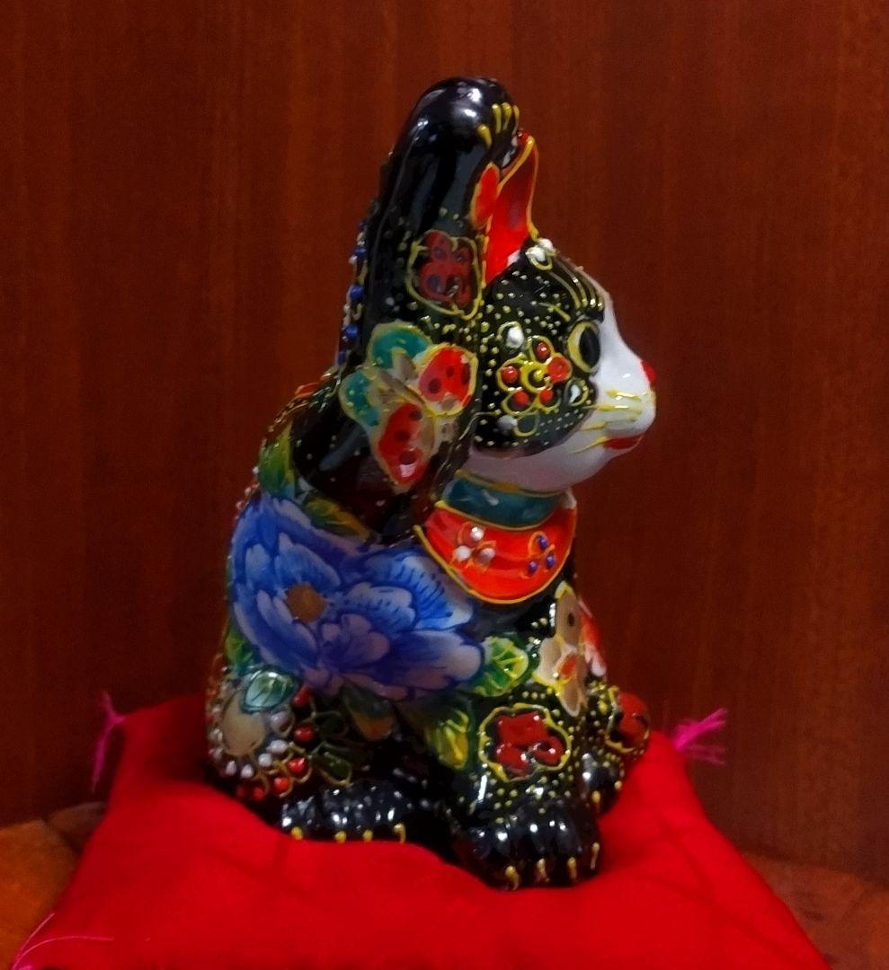 九谷焼 招き猫 黒盛花と喋 ５.５号 新品 シルク座布団付き