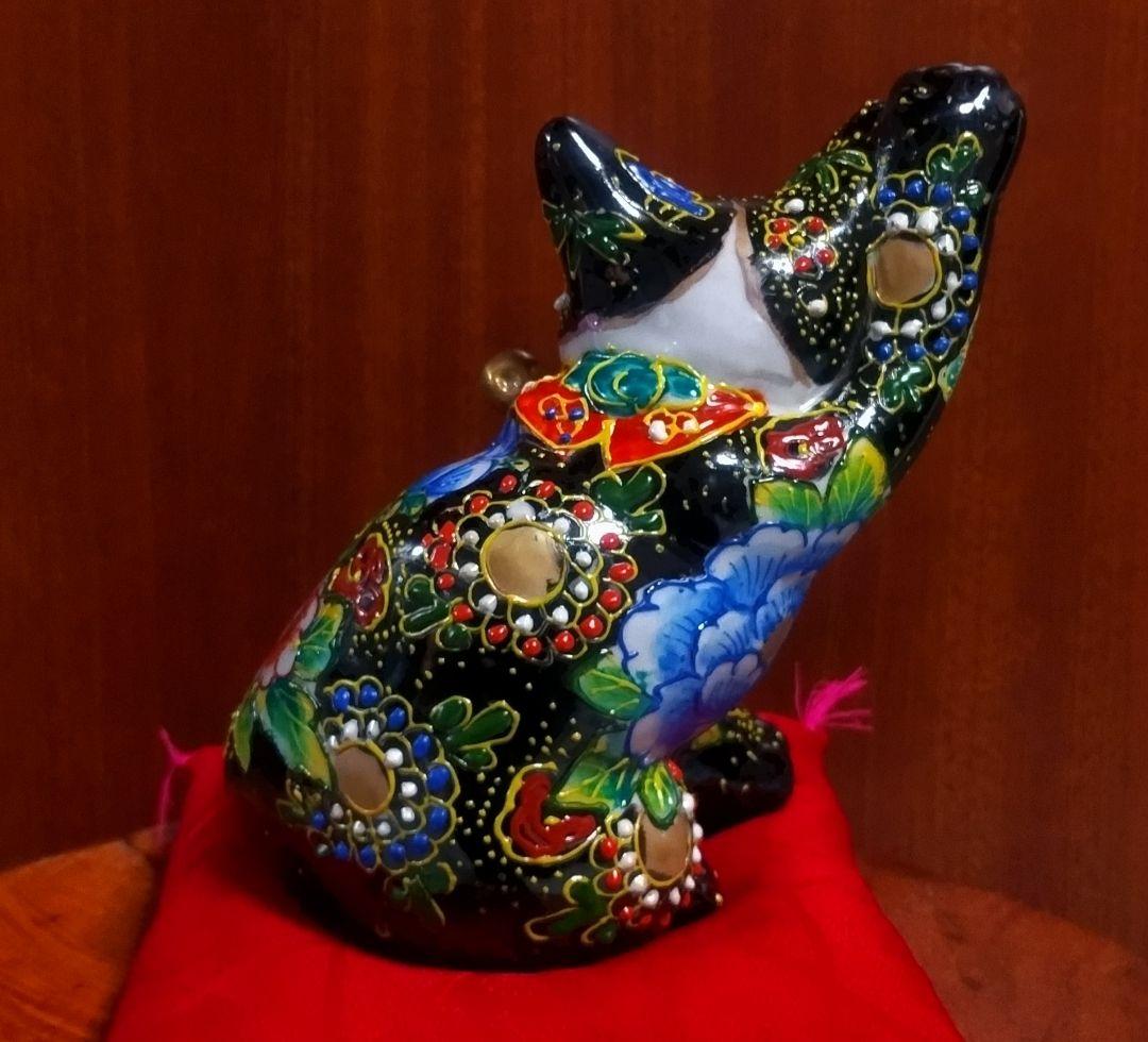 九谷焼 招き猫 黒盛花と喋 ５.５号 新品 シルク座布団付き