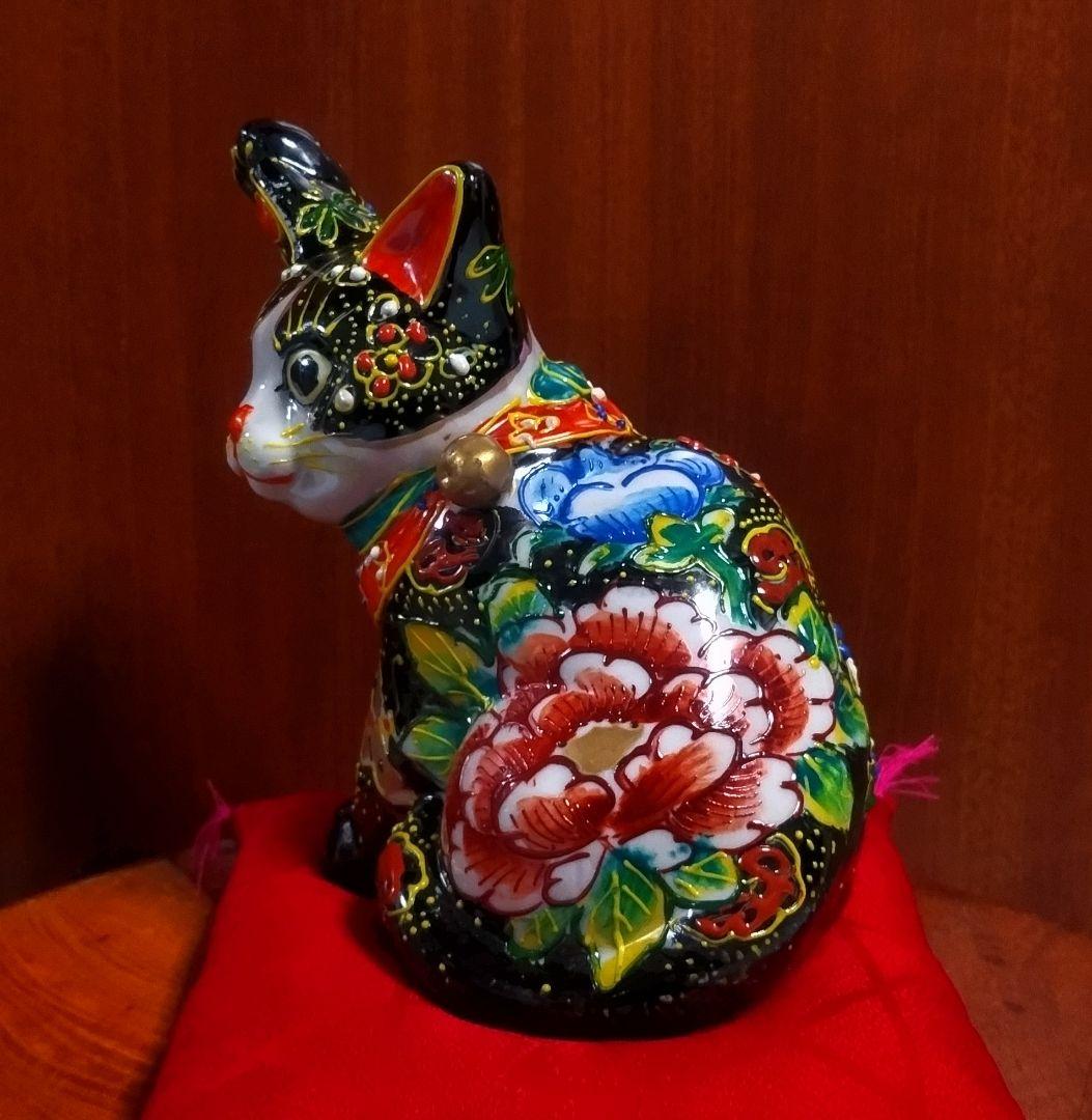 九谷焼 招き猫 黒盛花と喋 ５.５号 新品 シルク座布団付き