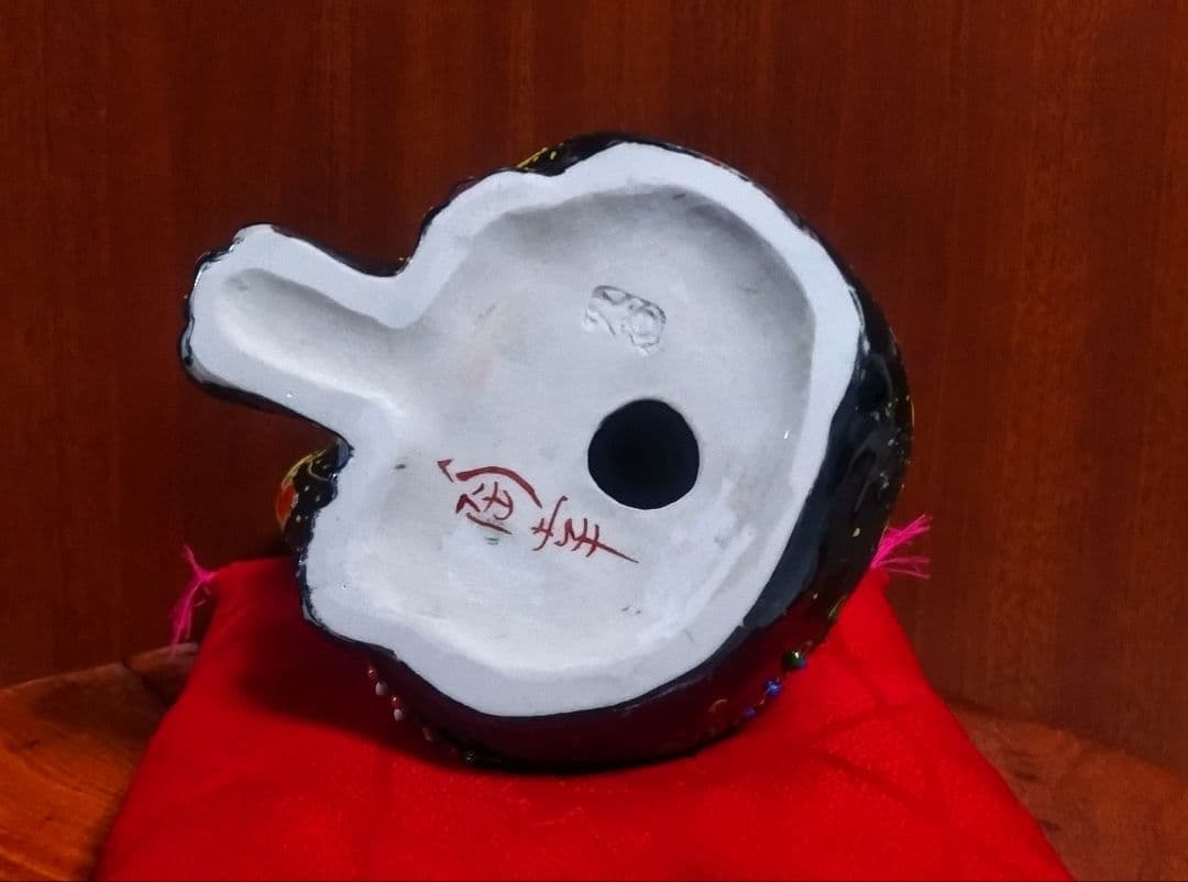 九谷焼 招き猫 黒盛花と喋 ５.５号 新品 シルク座布団付き