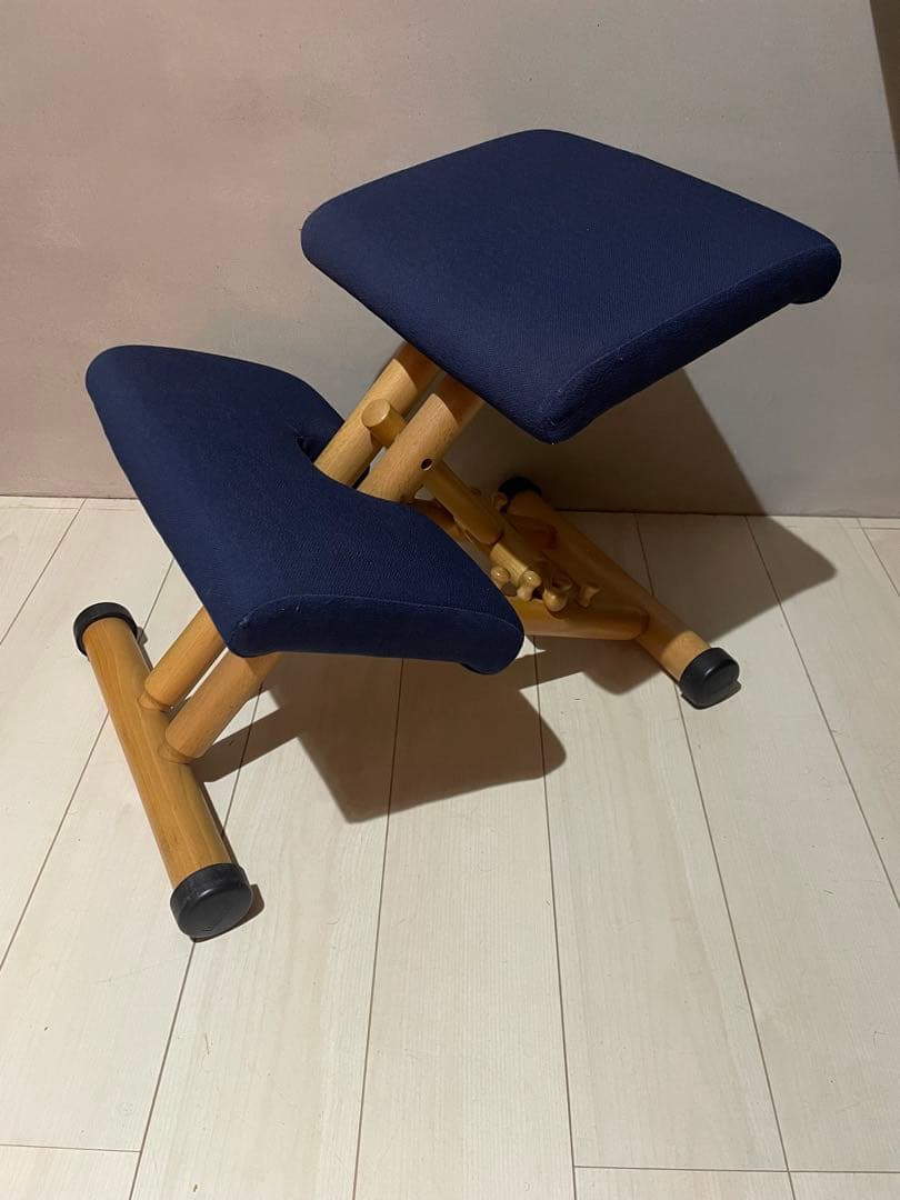 美品　stokke VARIER バランスチェア　紺色　ジュニアアタッチメント付