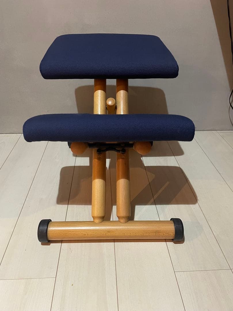 美品　stokke VARIER バランスチェア　紺色　ジュニアアタッチメント付