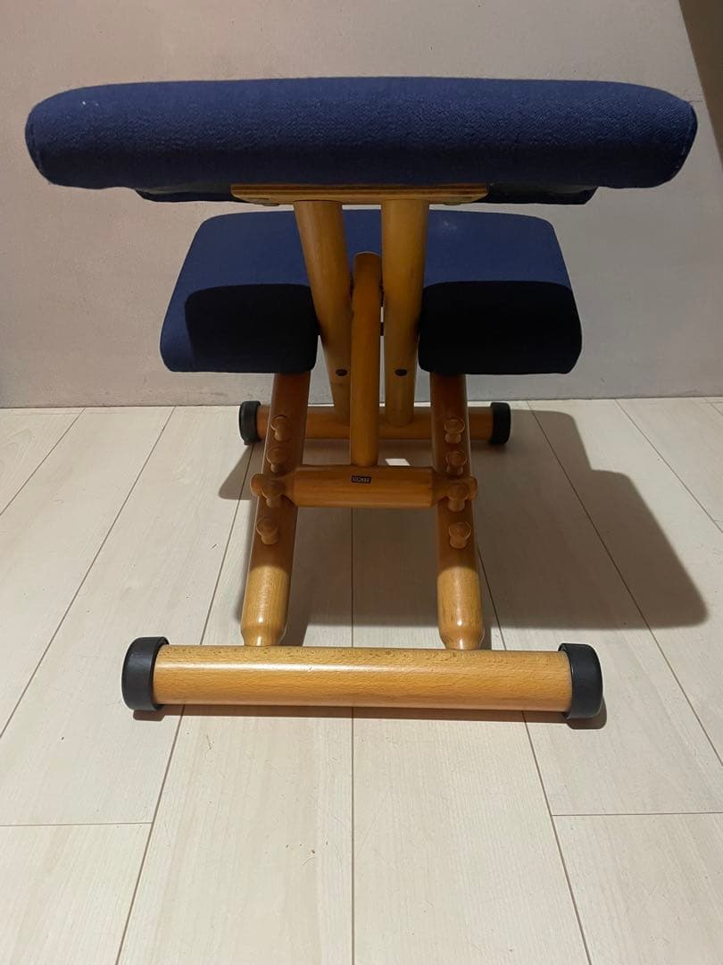 美品　stokke VARIER バランスチェア　紺色　ジュニアアタッチメント付