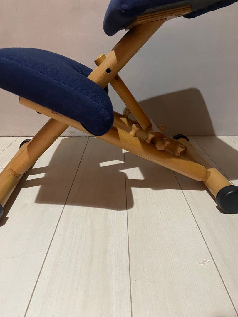 美品　stokke VARIER バランスチェア　紺色　ジュニアアタッチメント付