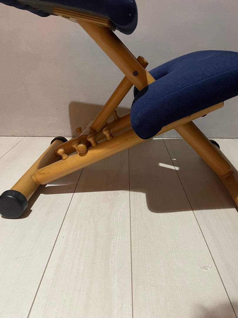 美品　stokke VARIER バランスチェア　紺色　ジュニアアタッチメント付