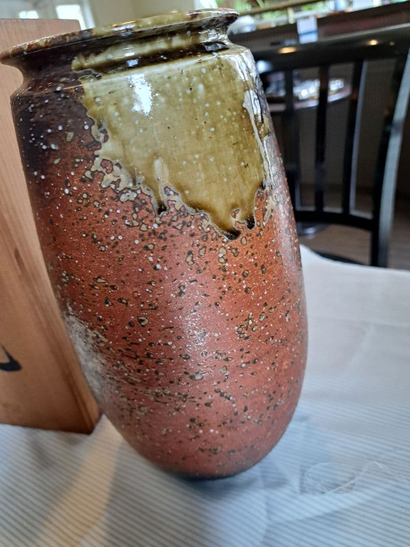 信楽焼　陶器花瓶 赤土色と緑釉 木箱付き