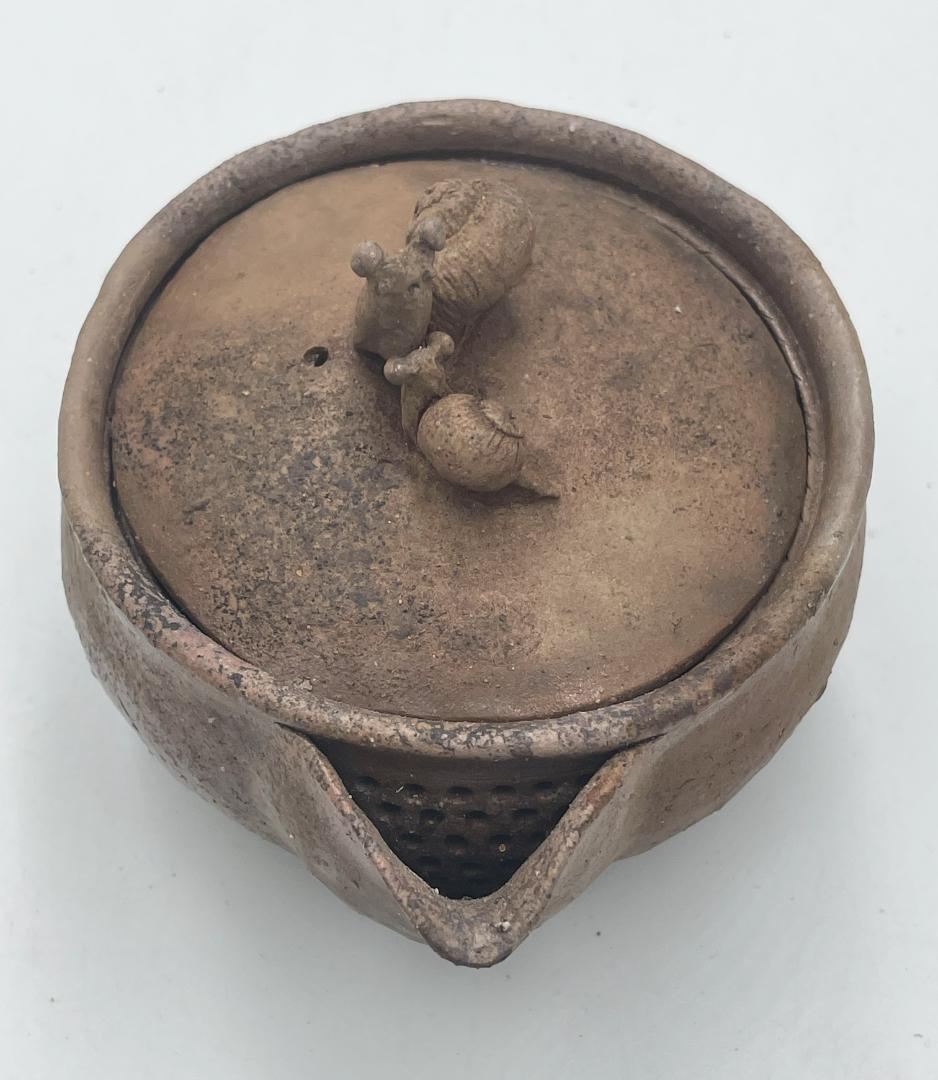 備前焼　かたつむりの古い宝瓶①　骨董品