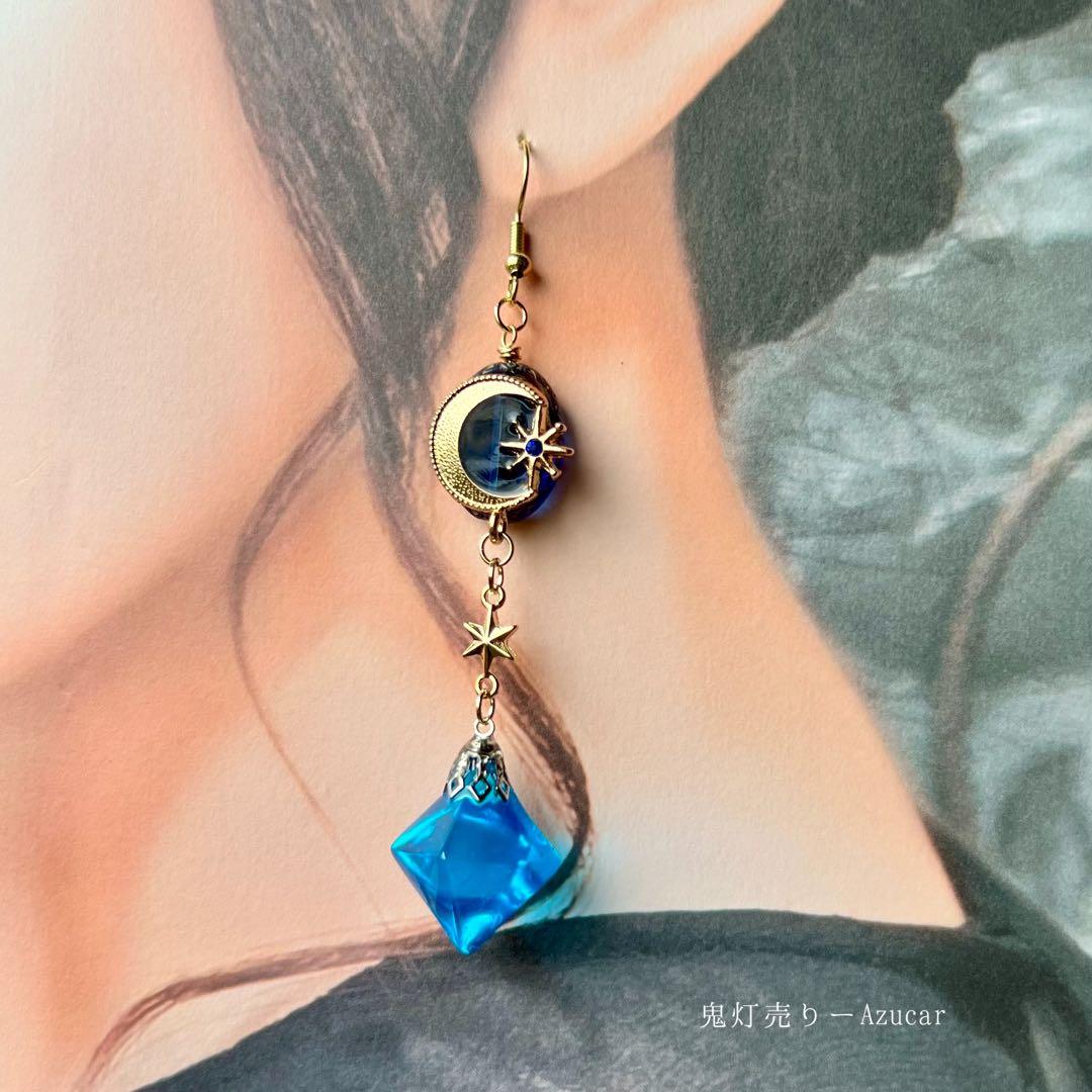 【蓄光×琉球ガラス】魔法鉱石のアシンメトリーピアス／月と星のエメラルドブルー