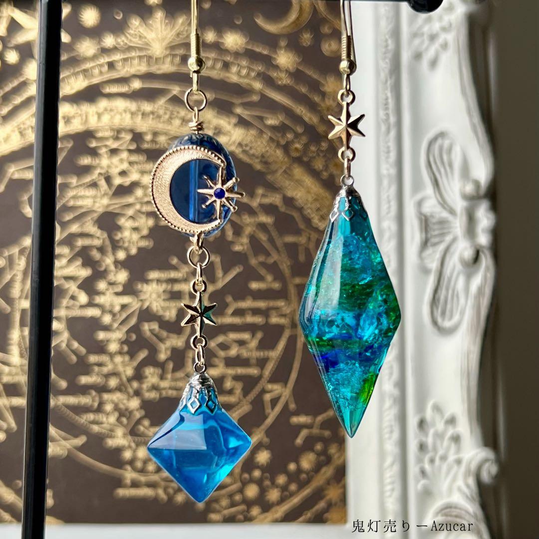 【蓄光×琉球ガラス】魔法鉱石のアシンメトリーピアス／月と星のエメラルドブルー