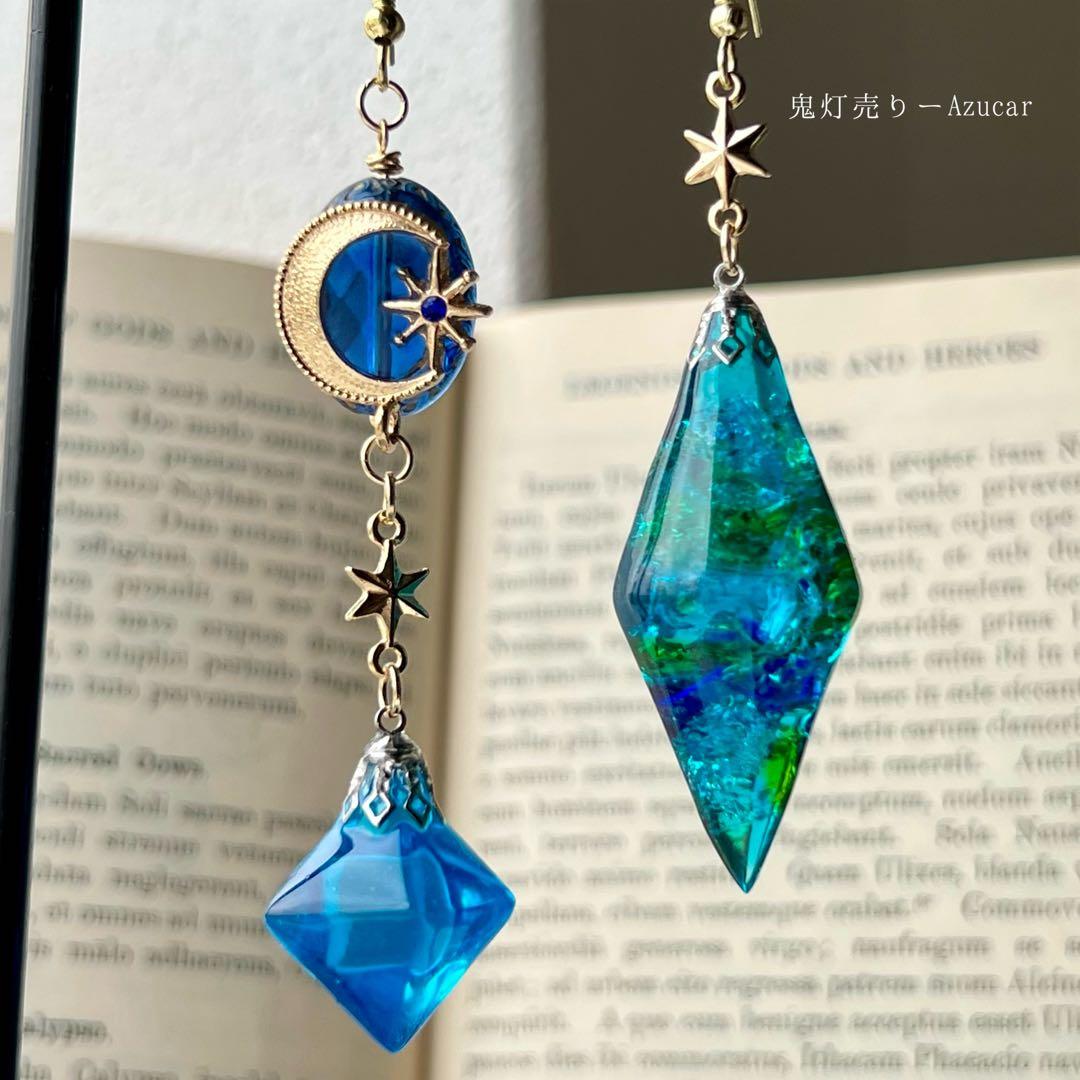 【蓄光×琉球ガラス】魔法鉱石のアシンメトリーピアス／月と星のエメラルドブルー