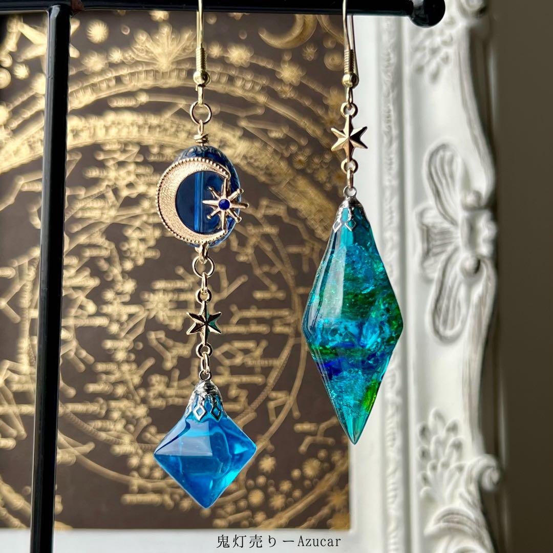 【蓄光×琉球ガラス】魔法鉱石のアシンメトリーピアス／月と星のエメラルドブルー