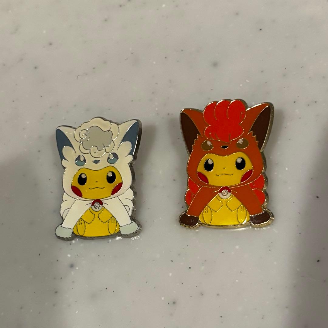 アローラロコン&ロコンポンチョのピカチュウ ピンズセット
