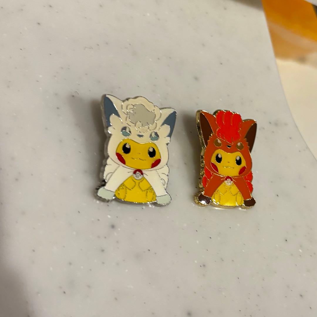 アローラロコン&ロコンポンチョのピカチュウ ピンズセット