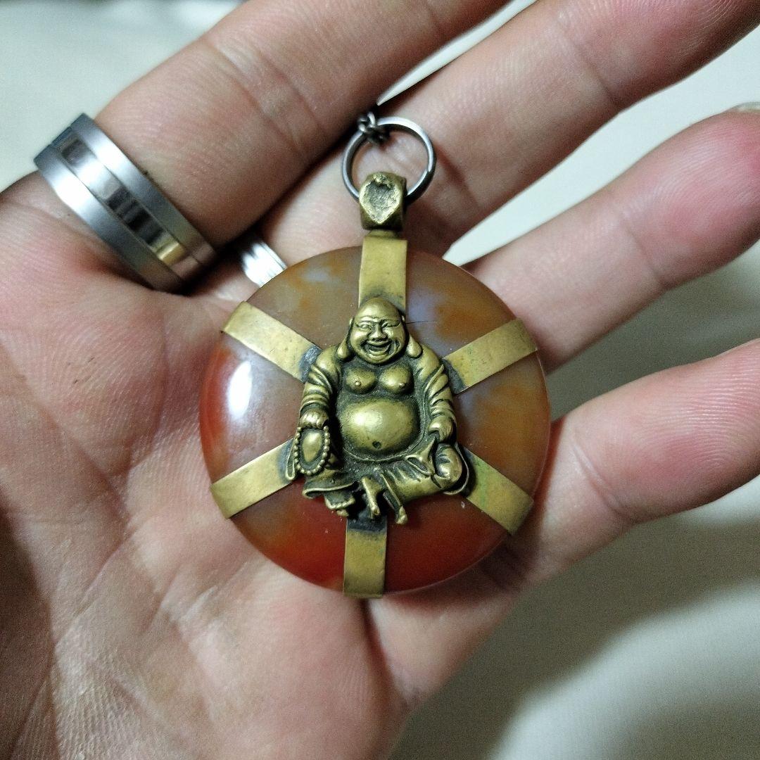 ブッダ彫刻のオレンジ赤ペンダント
