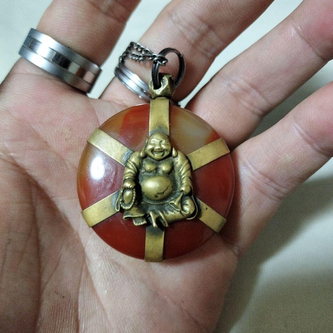 ブッダ彫刻のオレンジ赤ペンダント