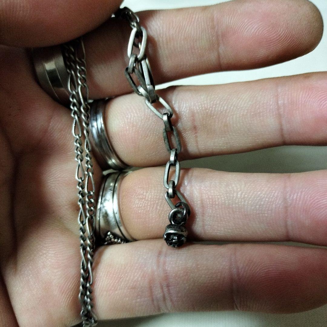 ブッダ彫刻のオレンジ赤ペンダント