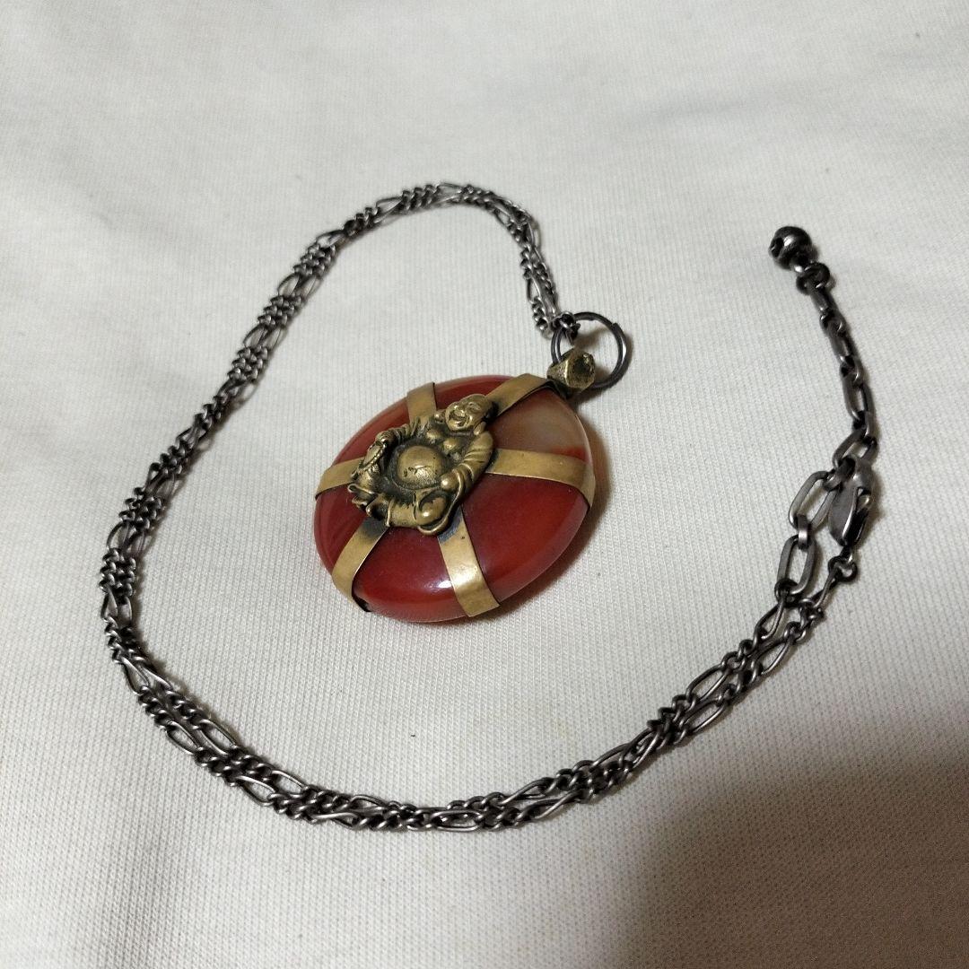 ブッダ彫刻のオレンジ赤ペンダント