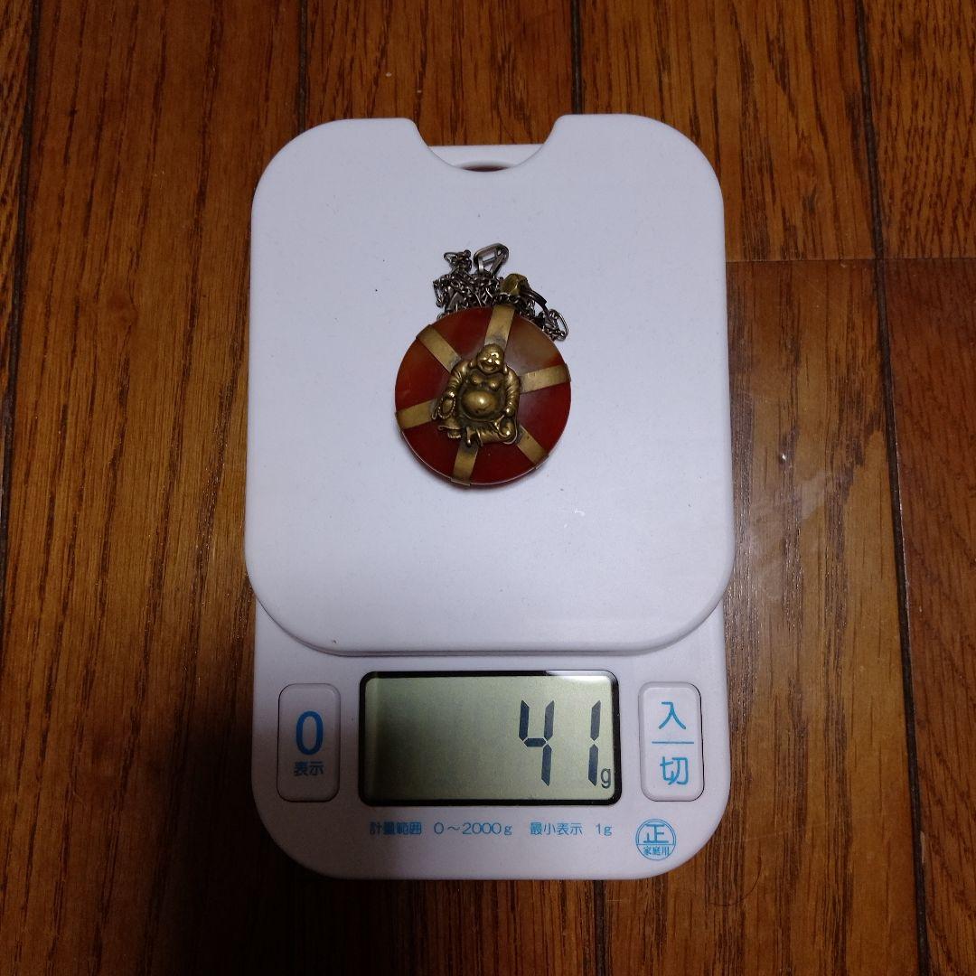 ブッダ彫刻のオレンジ赤ペンダント