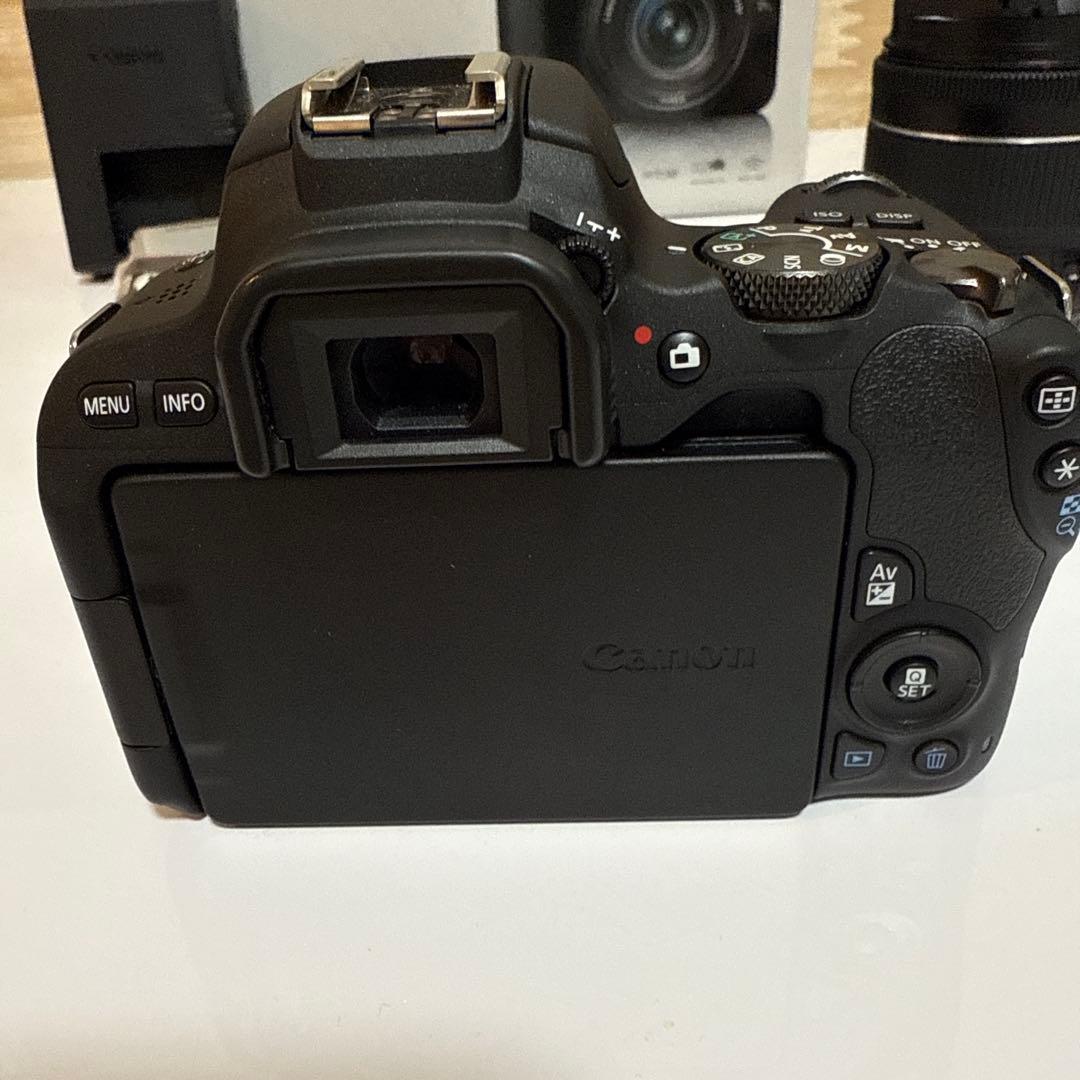 【美品】CANON EOS Kiss X9標準レンズセットデジタル一眼レフカメラ