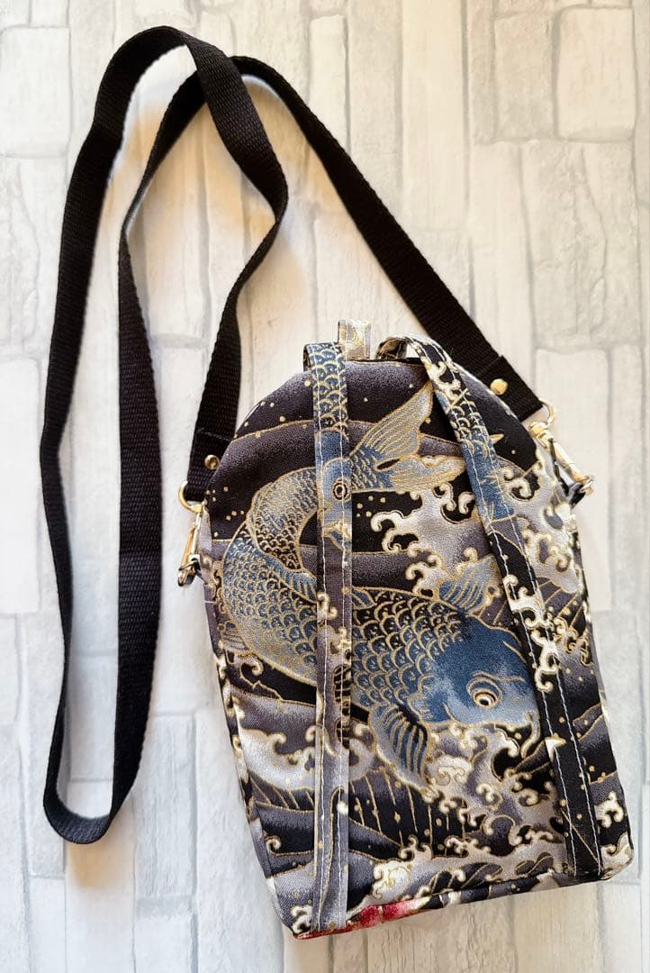 ハンドメイド　スマホが入る　リュック型ショルダーポーチ　和柄　鯉　魚