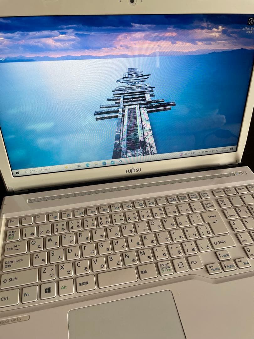 Fujitsu LIFEBOOK 15.6インチ ホワイト AH53/U