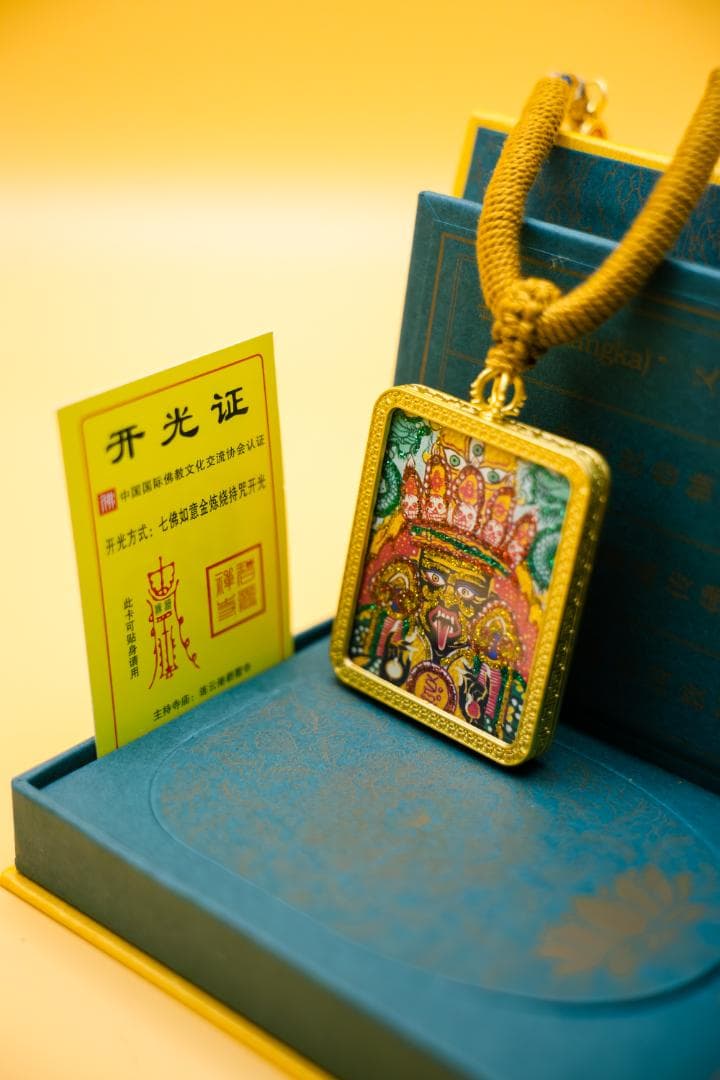 手刷りザキ・ラモ・タンカペンダント｜金メッキチタン製お守り｜チベンの女神のお守り