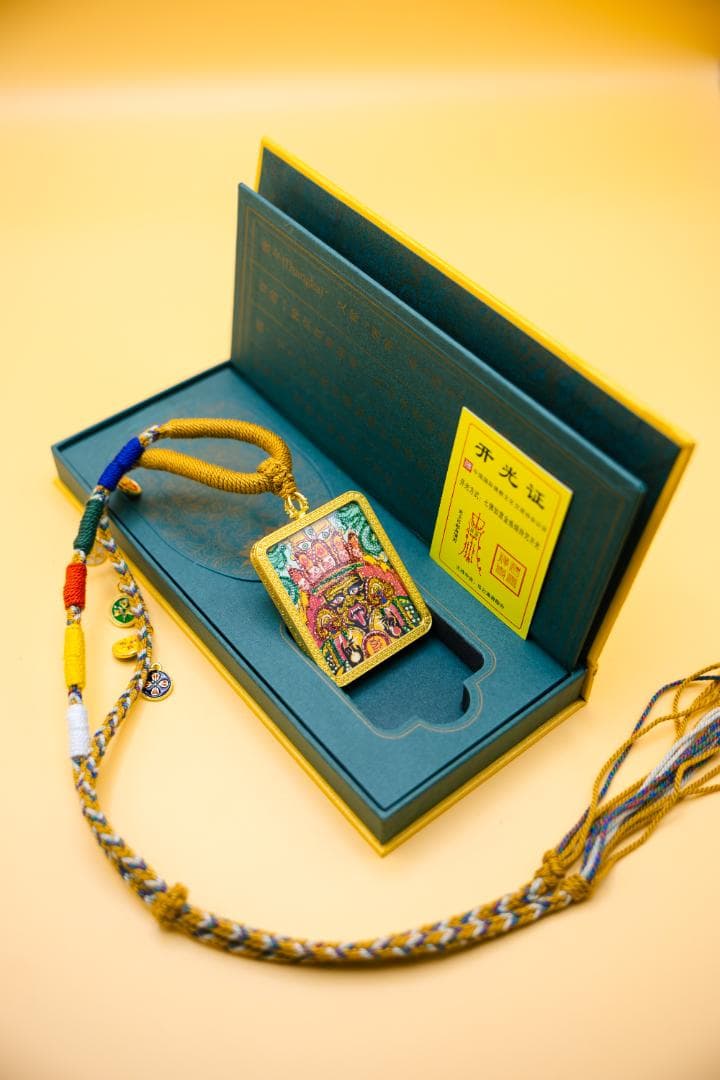 手刷りザキ・ラモ・タンカペンダント｜金メッキチタン製お守り｜チベンの女神のお守り