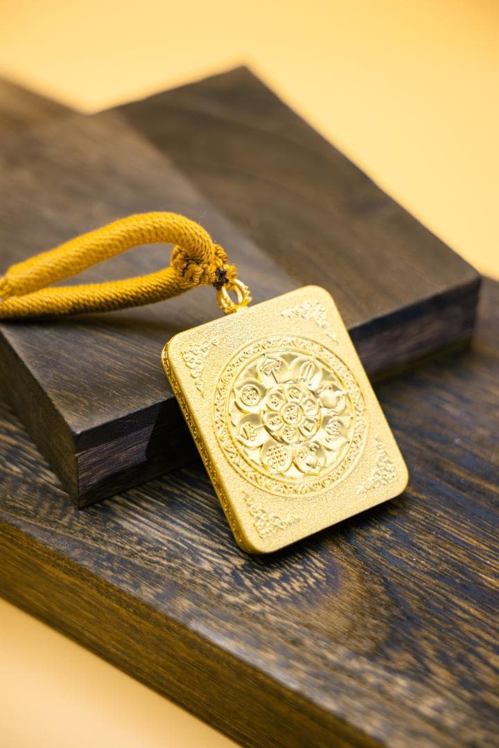 手刷りザキ・ラモ・タンカペンダント｜金メッキチタン製お守り｜チベンの女神のお守り