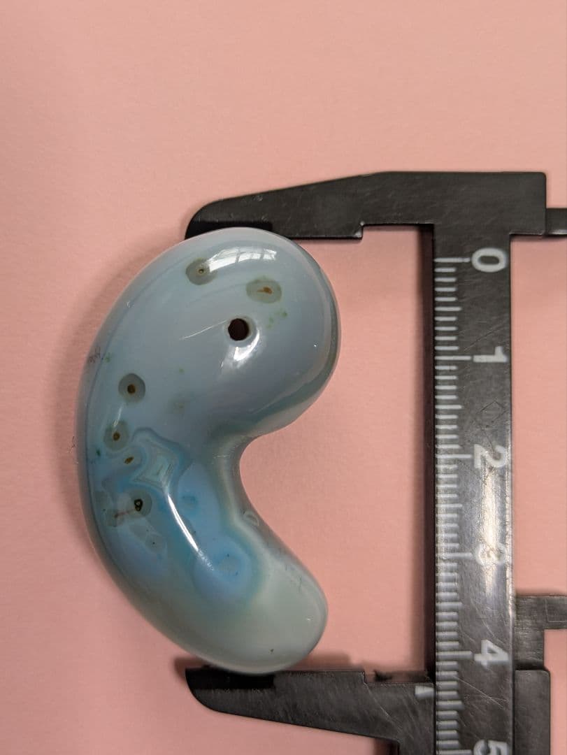 天然石 【津軽錦石】の【ビッグサイズ】の 勾玉です。宜しくお願い致します。