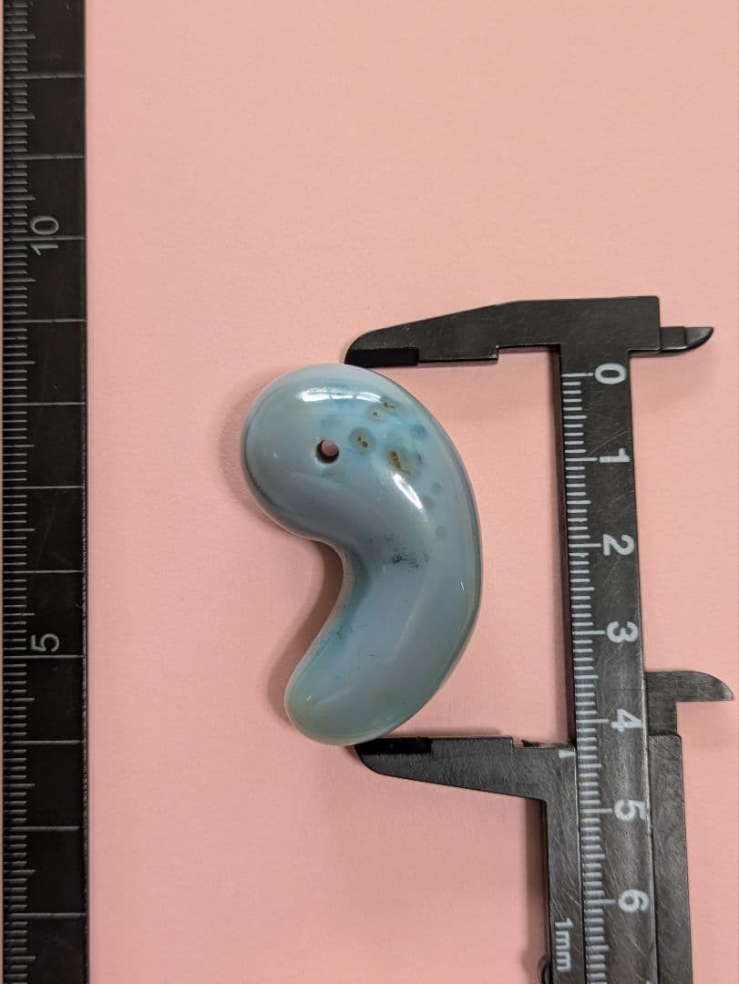 天然石 【津軽錦石】の【ビッグサイズ】の 勾玉です。宜しくお願い致します。