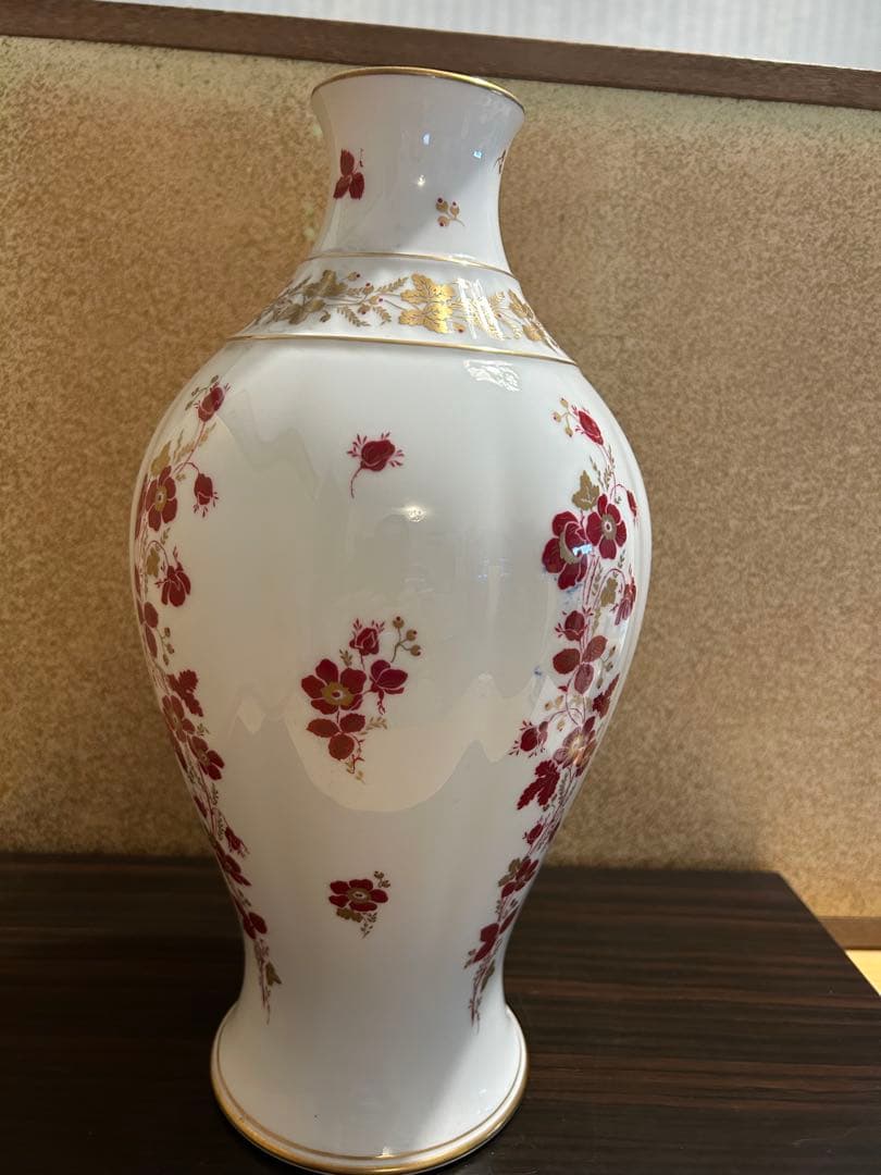 大倉陶園の赤い花柄の陶器花瓶(金彩赤花画)