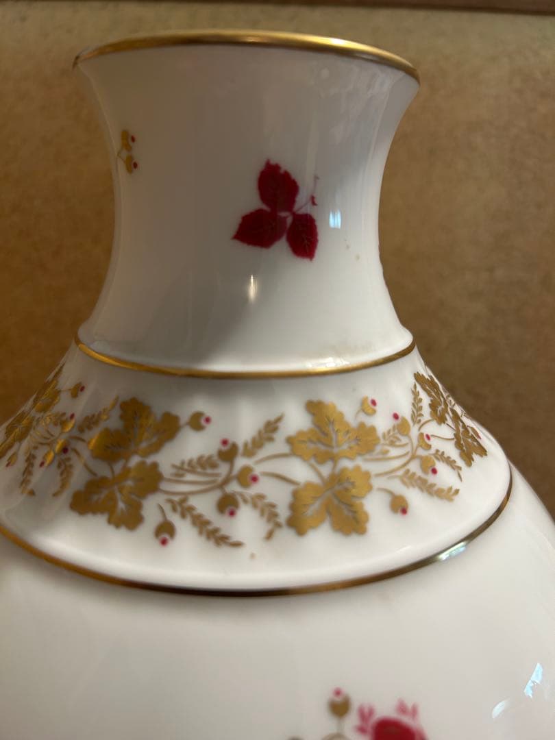 大倉陶園の赤い花柄の陶器花瓶(金彩赤花画)