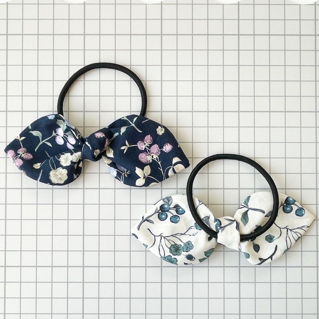うさみみリボン　ヘアゴム　2こセット　木の実　ネイビー　ホワイト