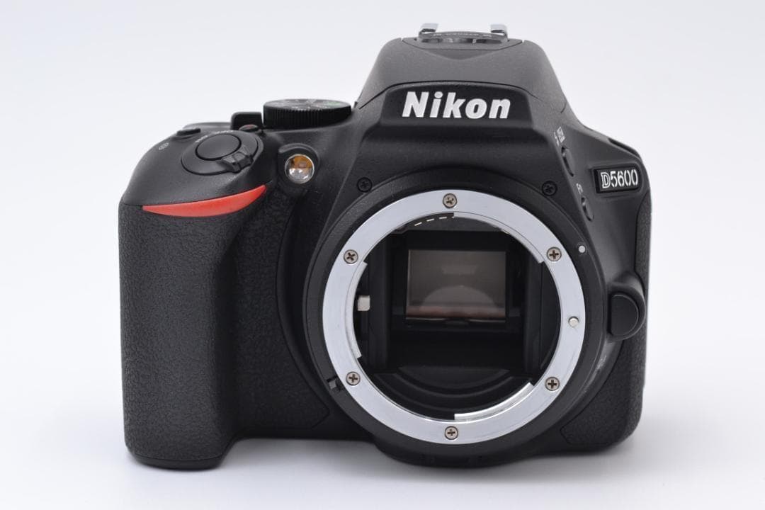 ■ ほぼ新品・S数極少 ■ ニコン　Nikon D5600 ダブルズームキット