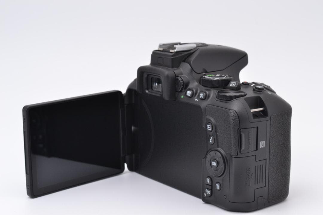 ■ ほぼ新品・S数極少 ■ ニコン　Nikon D5600 ダブルズームキット