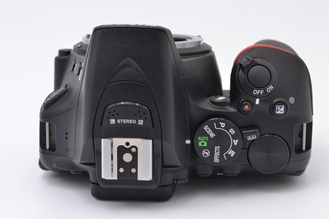 ■ ほぼ新品・S数極少 ■ ニコン　Nikon D5600 ダブルズームキット