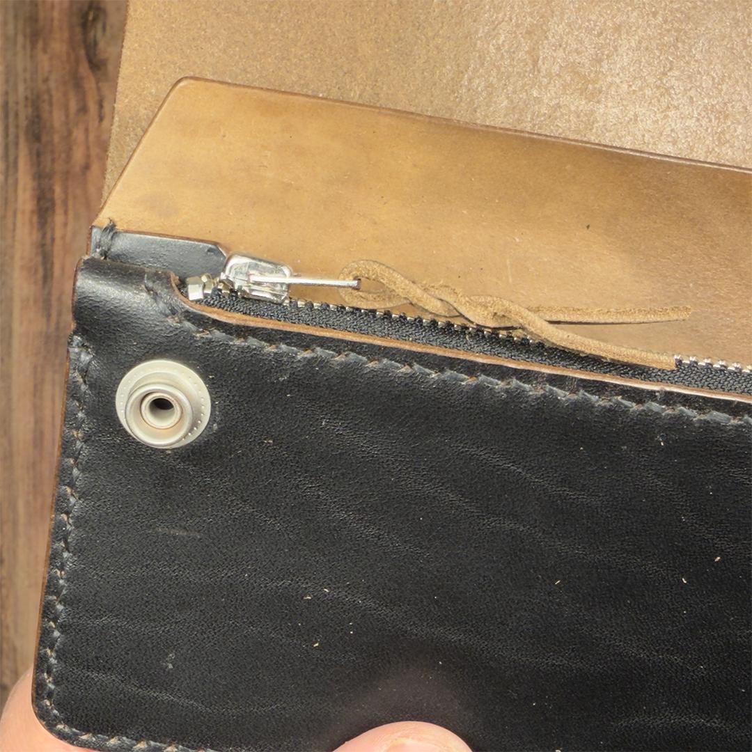 マリアム・ホースバット｜茶芯ブラック｜クラシカル・トラッカーウォレット